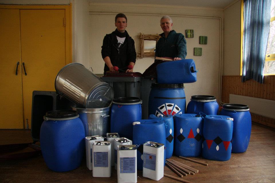 Thomas (à gauche) et Huw (à droite) avec les bidons